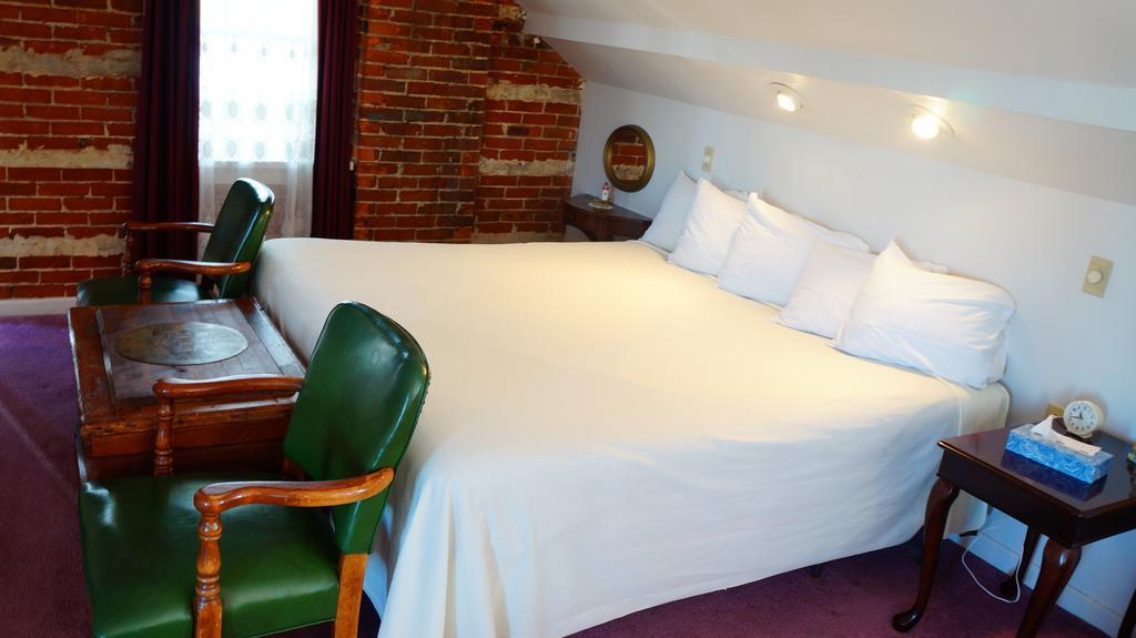 Harbor Haus Inn & Suites Cilipi Bagian luar foto