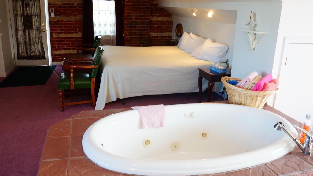 Harbor Haus Inn & Suites Cilipi Bagian luar foto